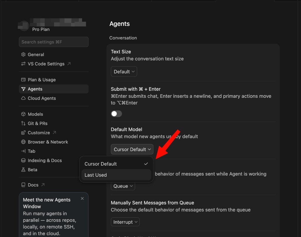Cursor SettingsのAgents画面。Default Modelのプルダウンを開いて、Cursor DefaultとLast Usedが表示されている。赤い矢印で示している箇所