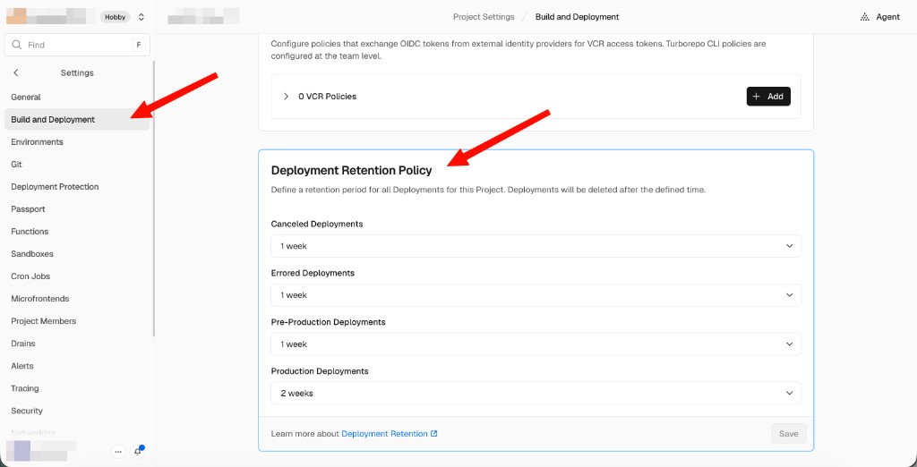 Build and Deployment 画面。赤い矢印で左メニューの Build and Deployment と、Deployment Retention Policy(1 week / 2 weeks)を示している